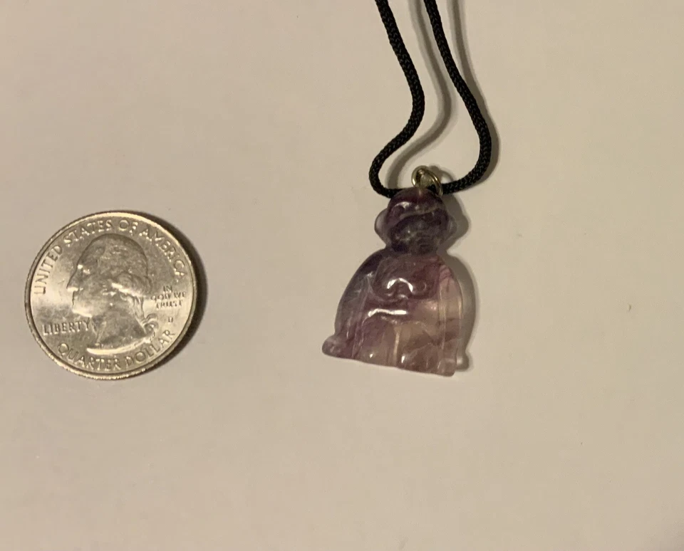 Adorable colgante mono tallado a mano de fluorita púrpura Foto 1 de 1