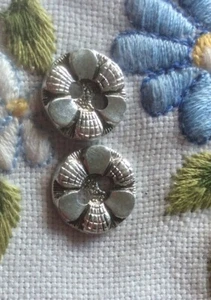 2 X1.1 Cm White Metal Pretty “flower” 2 Holed Button - Picture 1 of 2