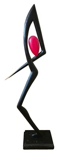 Mann in Bewegung von Wayne Pelham moderne abstrakte Holzfigur auf Marmorsockel - Bild 1 von 5