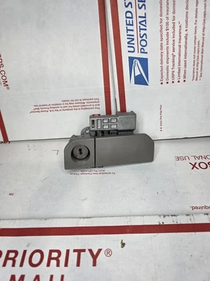 Guantera Honda Pilot 2009-2015 caja de guantes pestillo bloqueo mango OEM gris claro Foto 1 de 4