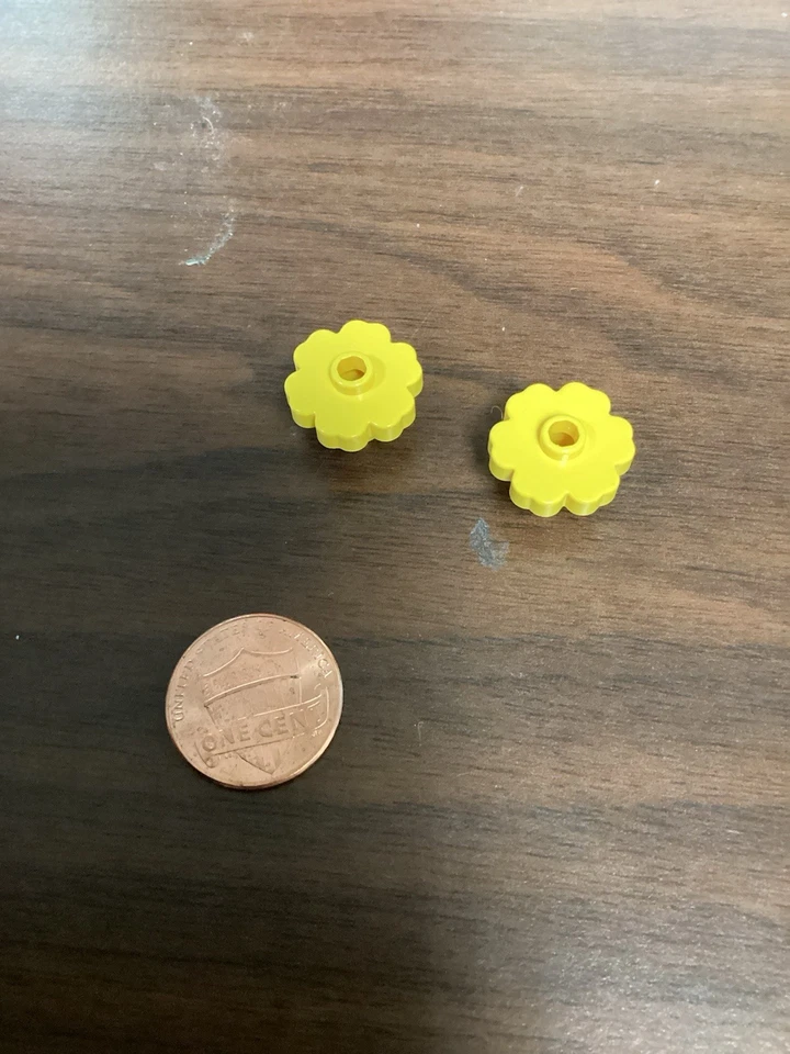 Lego x3 Yellow Vintage Plant Flowers, 3742 (028-404) - Image 1 of 1