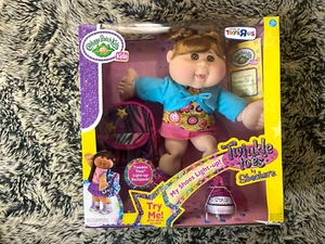 NEU CABBAGE PATCH KINDER SKECHERS TWINKLE TOES MÄDCHEN GRÜBCHEN ROTE HAARE HARLOW LIGHTS - Bild 1 von 2