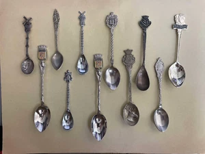 KONVOLUT 11 SAMMELLÖFFEL AUS METALL VERSCHIEDENE STÄDTE/REGIONALITÄT/ANDERE - Bild 1 von 5