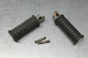Suzuki TS125 TS 125 1981 Sierra clavijas pie izquierdo y derecho fabricante de equipos originales usado - Imagen 1 de 5