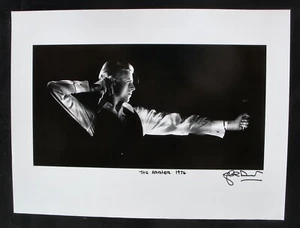 Fotografía firmada por David Bowie "El Arquero" por John Rowlands ~ 18" x 24" ~ ¡Impresionante! - Imagen 1 de 3