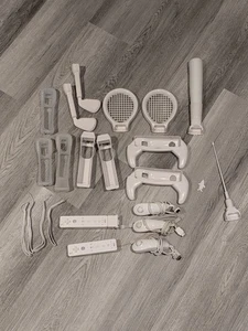 Wii Remotes, Nunchuck, Joystick and Wiimote Jackets Accessories Etc LOT  - Imagen 1 de 11