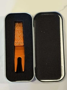 Scotty Cameron 2017 Thumbs Up Pivot/Divot Tool (Neuf dans sa boîte d'origine) RARE - Photo 1/2