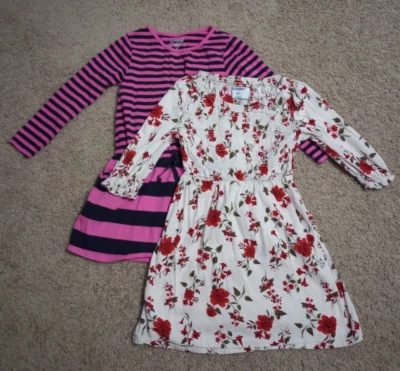 Lote de 2 Vestidos Talla 6-7, Rayas Rosas y Negras Oshkosh, Flores Rojas Azul Marino Antiguas Foto 1 de 4