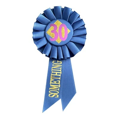 Cinta Pin Roseta Beistle "30 ALGO", 3.25x6.5" Botón Cumpleaños 30s Foto 1 de 2