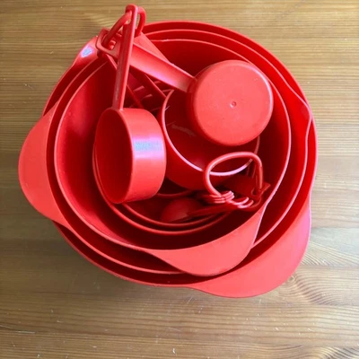 Farberware red plastic Mixing Bowls Measuring cups Full Set - Image 1 of 4
