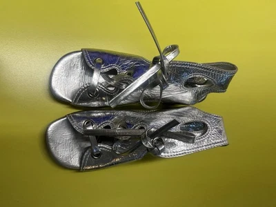 Sandalia plateada Jeffery Campbell para mujer 7 m Foto 1 de 4