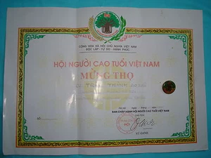 NAM WAR LONGEVITÀ CERTIFICATO DI APPREZZAMENTO + DISTINTIVO IN METALLO, VETERINARIO 80 ANNI - Foto 1 di 2