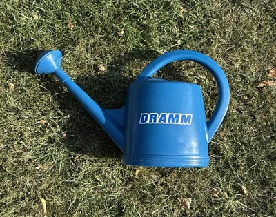 Lata de riego Dramm de 1,8 galones hecha en Suiza plástico azul usada Foto 1 de 4