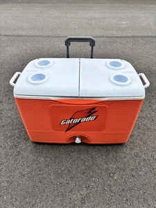 De colección Gatorade Enfriador con Ruedas Rubbermaid Portátil Portavasos de Hielo - Imagen 1 de 7
