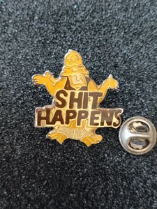 Pin Pins Pin's Enamel 57  Humour Les Emmerdes Arrivent "SHIT HAPPENS"  - Picture 1 of 4
