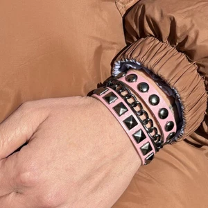 Nietenarmband Unisex Punk Verstellbares Gotisches Armband Mit Stickern - Bild 1 von 29