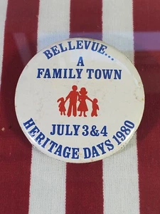Prendedor de botones vintage 1980 Bellevue Iowa Heritage Days "A Family Town" - Imagen 1 de 2