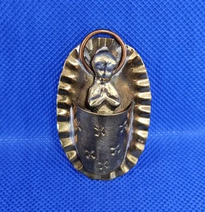 Pequeño arte popular mexicano vintage de latón Virgen María rezando adorno religioso  - Imagen 1 de 7