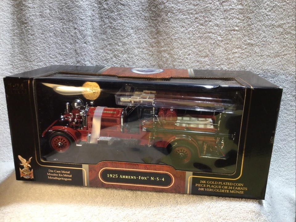 FIRE TRUCK SIGNATURE SERIES DIE CAST - 1925  AHRENS -  PUMPER - BALTIMORE FIRE  - Image 1 of 4