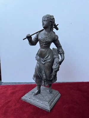 Ancienne statue en régule : la Faneuse - Photo 1/4