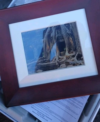 Digital Photo Frame Philips 7" 800x600 Wood Finish – Complete in Box - Image 1 of 4