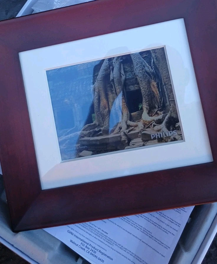 Digital Photo Frame Philips 7" 800x600 Wood Finish – Complete in Box - Image 1 of 4