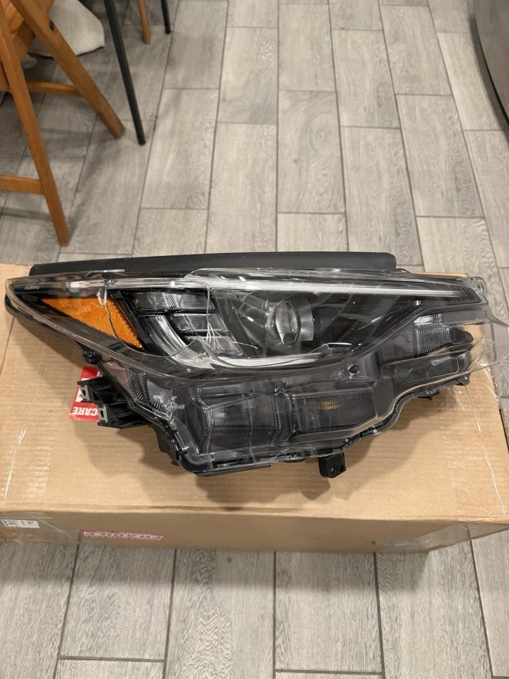 Faro pasajero derecho Subaru Crosstrek 2024 OEM LED lente agrietada genuino OEM Foto 1 de 4