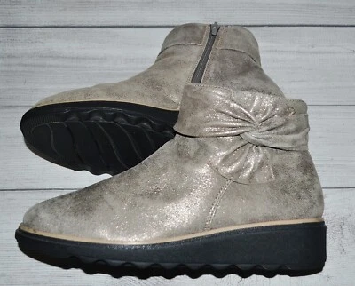 Botín al tobillo Clarks Sharon Salon para mujer de cuero dorado con cuña talla 9,5 M Foto 1 de 4