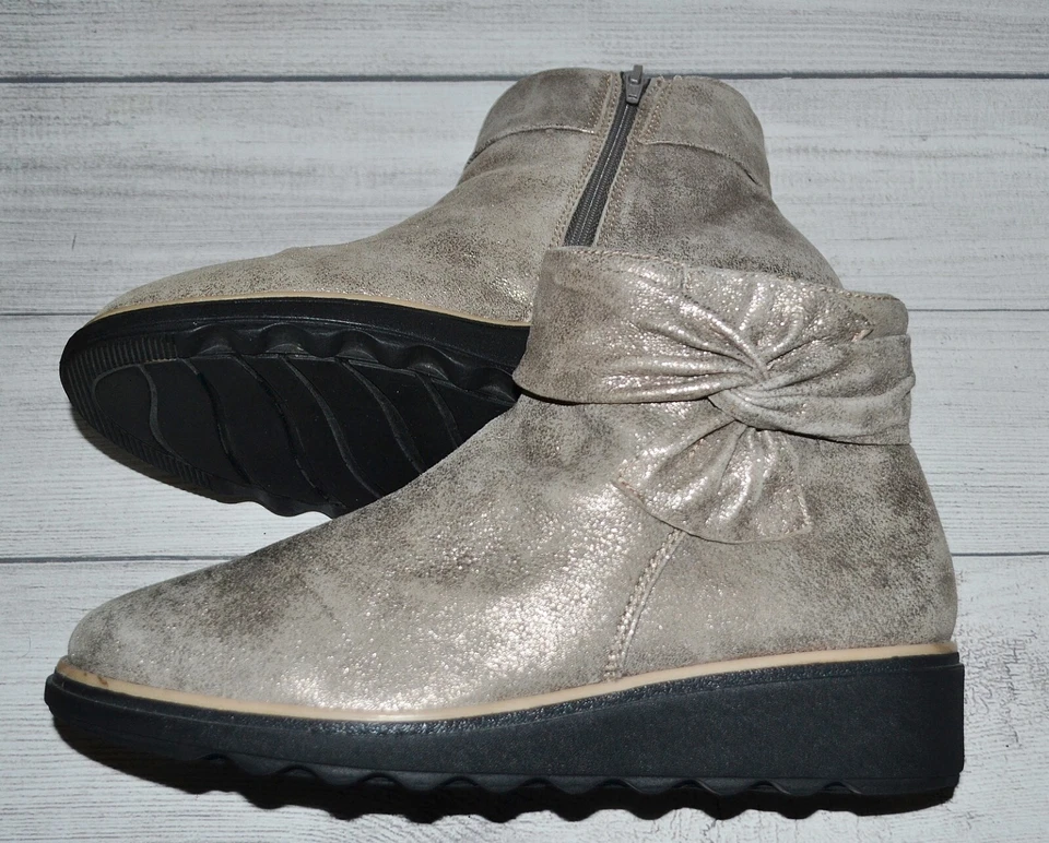 Botín al tobillo Clarks Sharon Salon para mujer de cuero dorado con cuña talla 9,5 M Foto 1 de 4