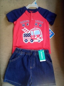 Kleinkind Jungen Outfit Größe 24 Monate, rot Feuerwehrauto S/S, rot Jersey Jeansshorts NEU - Bild 1 von 5