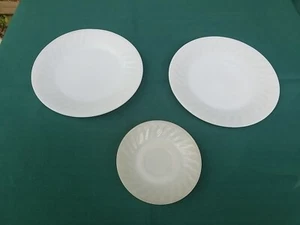 Vintage Fire King Swirl 2 weiße 9" Essteller und eine 6" Untertasse - Bild 1 von 9