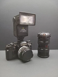 Olympus OM10 35mm Kamera mit beiden Objektiven und Blitz - Bild 1 von 19