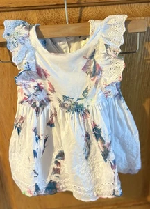 baby b gosh weißes Kleid mit Augenlitzen handgefärbt Größe 6 Monate - Bild 1 von 6