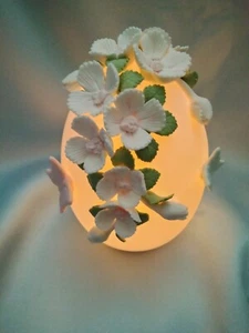 6" BELEUCHTETES PORZELLAN EI MIT BLUMEN & SCHMETTERLINGEN - Bild 1 von 15