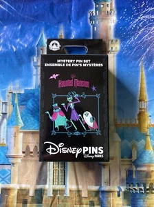 Disney Parks 2023 The Haunted Mansion Mystery Pin Box - 2 Pin In Scatola - NON APERTA - Foto 1 di 2