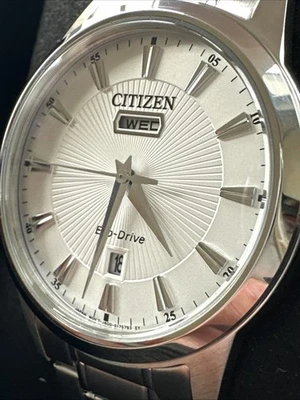 Reloj para hombre Citizen Classic Eco-Drive esfera plateada acero inoxidable AW0100-51A Foto 1 de 4