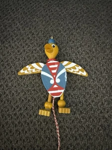 Hängende Ente Spielzeugfigur Made in Austria, 7 cm hoch. - Bild 1 von 9