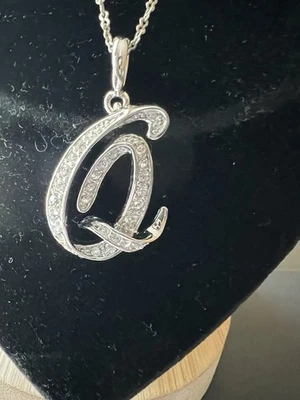 Collar de diamantes de imitación pavé inicial Nolan Miller Q  Foto 1 de 4