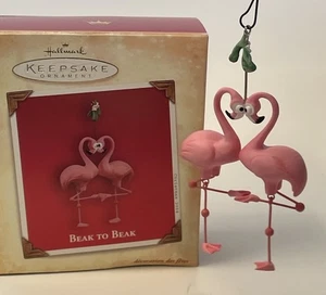 2004 Hallmark Keepsake Ornament "Beak to Beak" par de flamencos rosas, muérdago - Imagen 1 de 8