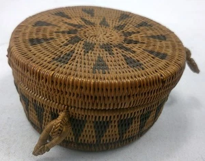 ANTIGUA CESTA DE MIMBRE TEJIDA CON TAPA - EXCELENTE ESTADO - HERMOSO DISEÑO - Imagen 1 de 21