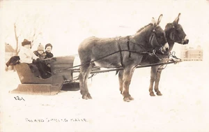 POSTKARTE - POLEN FRÜHLING - MAINE USA - KINDER AUF EINEM SCHLITTEN - WINTER ECHTFOTO - Bild 1 von 2