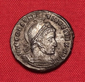 Antike römische Constantinus versilberte Bronzemünze, AE3, behelmt! - Bild 1 von 2