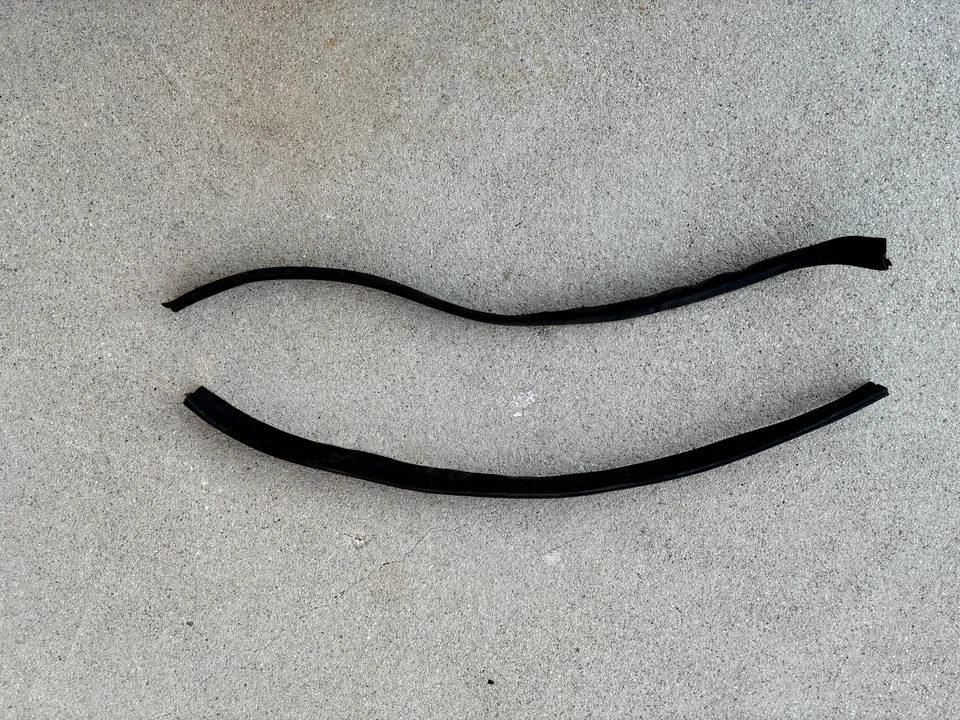 DETOMASO PANTERA 71-74 PARTS:     SIDE ENGINE COVER RUBBERS   (NOS) - Image 1 of 1