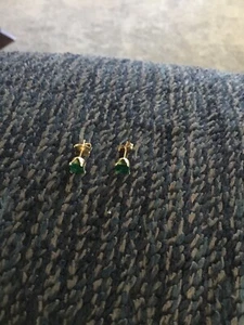 10k Yellow Gold Pair Of Post Pierced Earrings With Square Green Stones 0.3 Grams - Picture 1 of 2