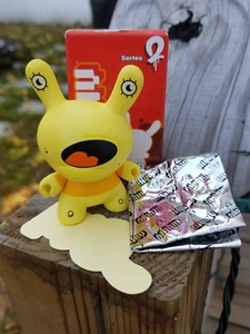 Figura Diseño Vinilo Urbano KIDROBOT Upso Amarillo DUNNY Serie 2 Dustin Hostetler - Imagen 1 de 4