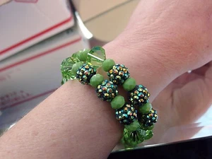  PRECIOSA PULSERA ENVOLVENTE VINTAGE DE CRISTAL VERDE BRILLANTE CON CUENTAS NUDOSAS - Imagen 1 de 3