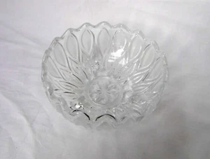 Alte Glas Schale auf 3 Füßen - Geschliffenes Glas - Durchmesser: 14cm - Bild 1 von 6
