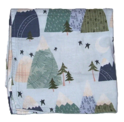 Детское пеленальное одеяло Bass Pro Shops Snow Capped Mountains Trees сине-зеленое 47 дюймов - Изображение 1 из 2