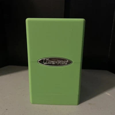 Ultra Pro MTG Deck Box Green , 100 Cards - Image 1 of 3