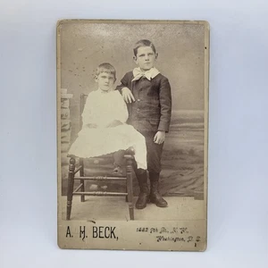 Antigua tarjeta de gabinete 2 hermanos uno en vestido niño retrato Washington D.C. Beck - Imagen 1 de 2